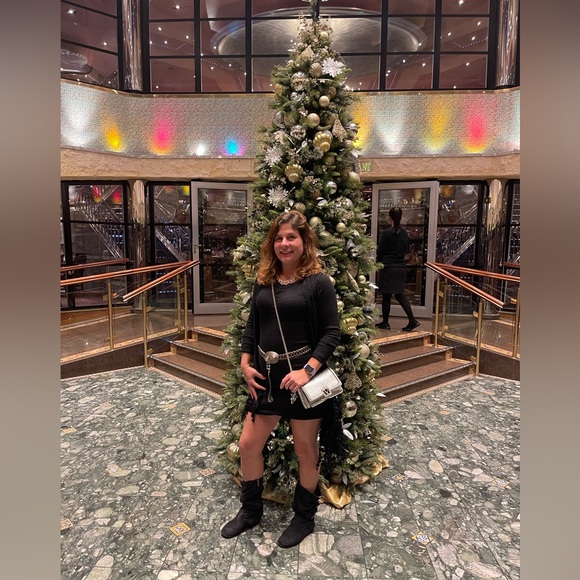 Meet your Posher, Tiara - Picture 10 of 16